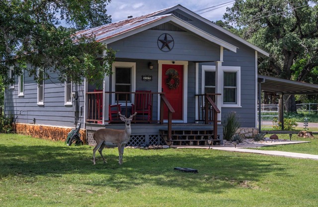 Peaceful Lower Downtown Bandera, Pet Friendly w/Large Fenced Yard, King Bed!