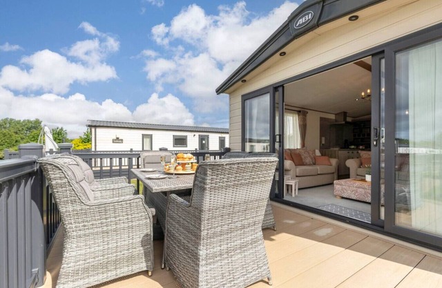 Peaceful Millers Lodge at The Cotswold Water Park