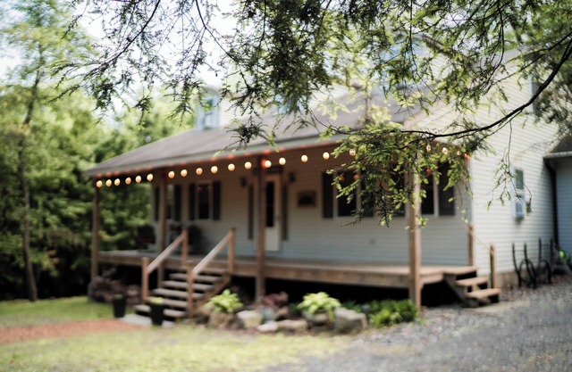 Peaceful Mountain Cabin close to Penn State, Bucknell & Susquehanna! Sleeps 10!
