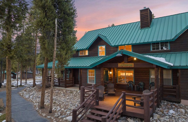 Peaceful Mountain Retreat: 2 Kings & Gas Fireplace