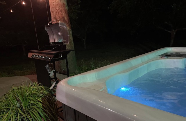 Peaceful. Nestled among walnut groves. Hot Tub. BBQ. Private but close to town.
