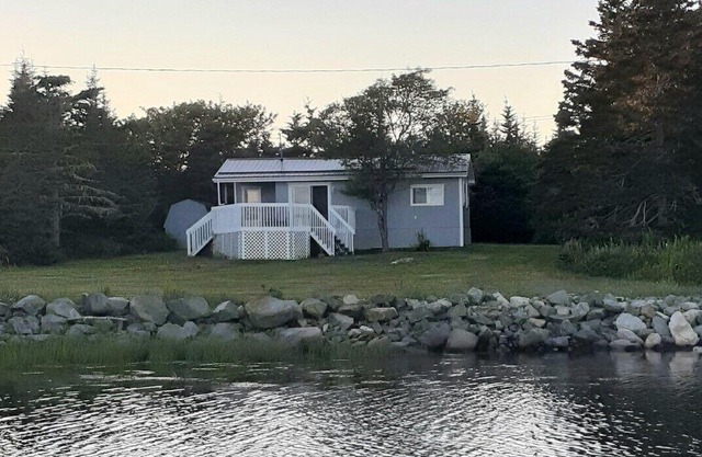 Peaceful/Oceanfront - Housekeeping Cottage with water access.