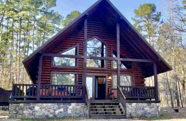 Peaceful Pines: Hot Tub/Playground/Games + Eateries/Brewery/Hiking/Lake~3mi!