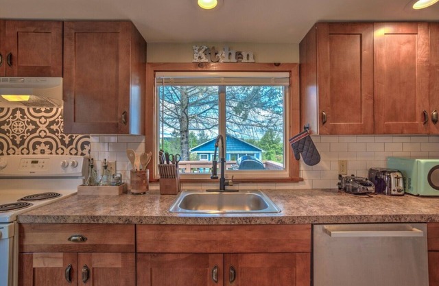 Peaceful Poconos Creekside Cabin w/private trails Hot Tub
