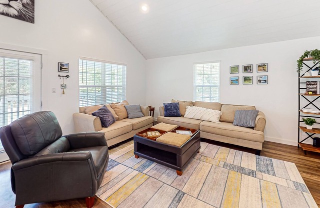 Peaceful retreat near Mud Lake with 3 pools & playground - dog-friendly