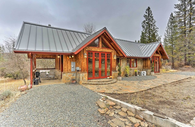 Peaceful Shasta Cascade Getaway on 15-Acre Ranch!