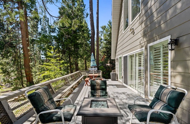 Peaceful Shaver Lake Cabin w/Loft & Creek View