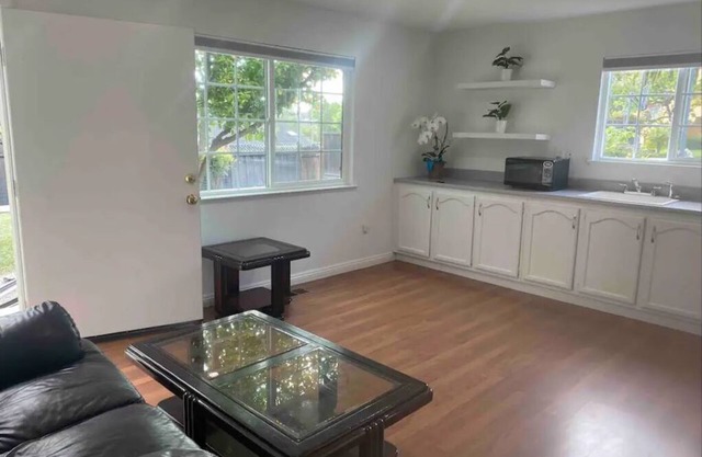 Peaceful single bedroom private suiten