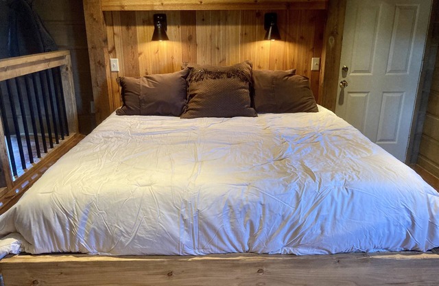 Peaceful Views & Comfort, Within 10 Mi of Mt. Rushmore & Custer State Park.