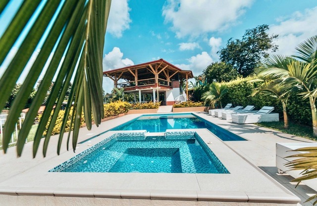 Peaceful Villa w/Wi-Fi + Jacuzzi