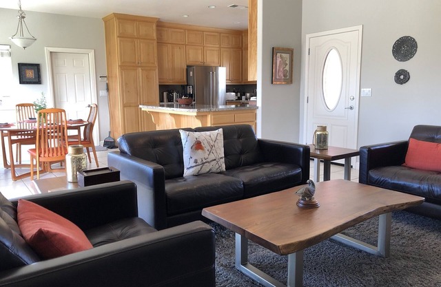 Peaceful Vineyard Escape, 2 Master Suites, Stunning Views & Authentic Pizza Oven
