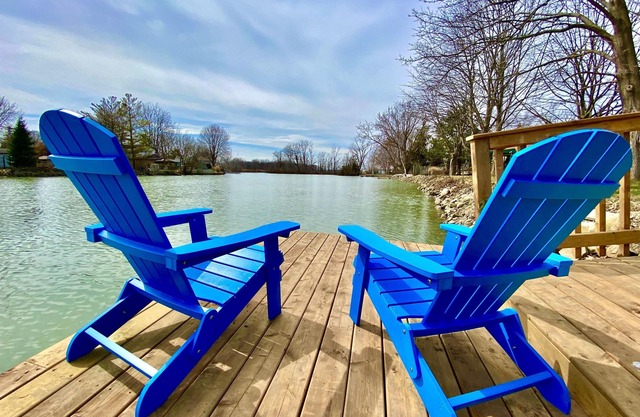 Peaceful waterfront cottage - fishing, kayaks, fire-pit, game room, near beach