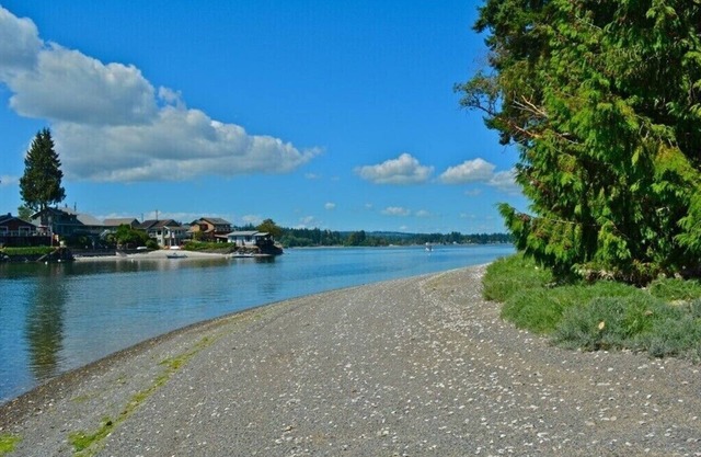 PEACEFUL WATERFRONT RETREAT 30-MINUTE FERRY RIDE FROM SEATTLE!