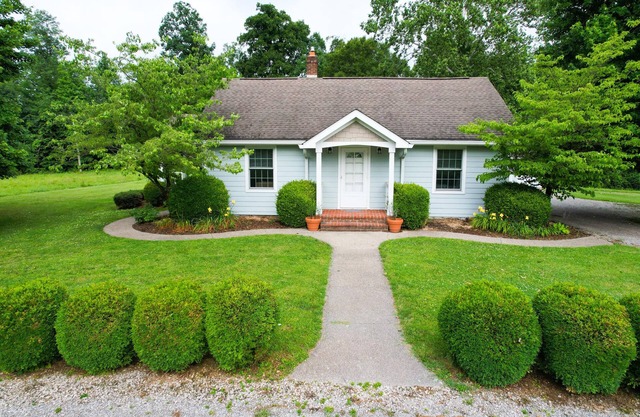 Peaceful Wayside Cottage in the country 5 miles north of Nashville, IN!