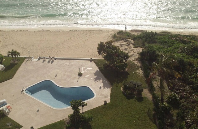 Peacefull and Relaxing ocean and pool view from 1 bedroom apartment