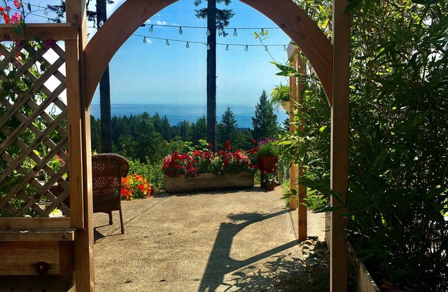 Peacefull hilltop cottage with huge ocean views!