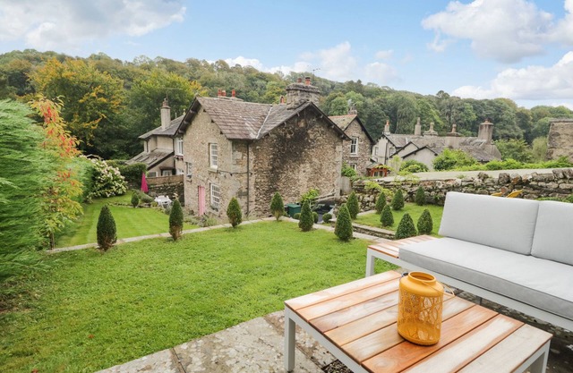 PEAR TREE COTTAGE, pet friendly, with open fire in Grange-Over-Sands