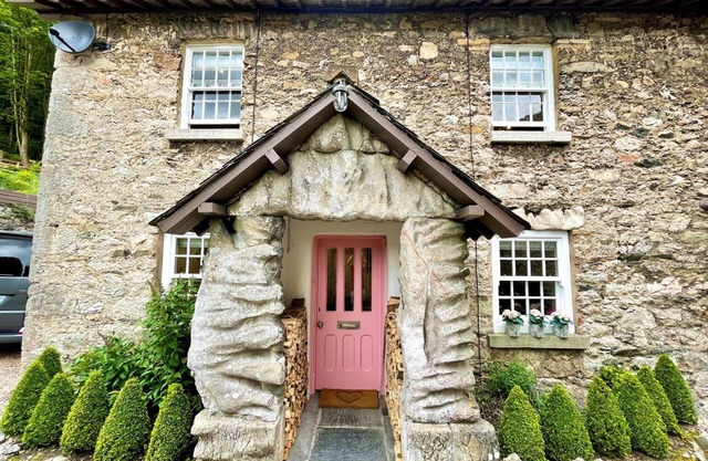 PEAR TREE COTTAGE, pet friendly, with open fire in Grange-Over-Sands