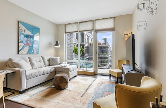 Pearl Pad: Enjoy River, Shopping, Dining. Balcony, Garage and free EV chging!