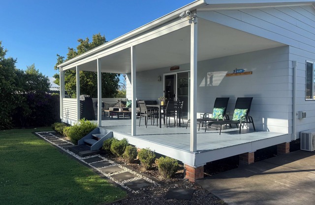 Pearly Shells Beach Cottage-5 min walk to Beach and restaurants - pet friendly
