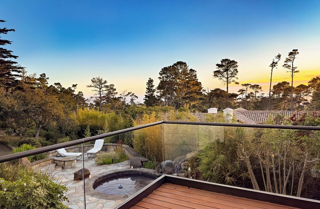 Pebble beach secret golfers retreat with hot tub and gym LX92