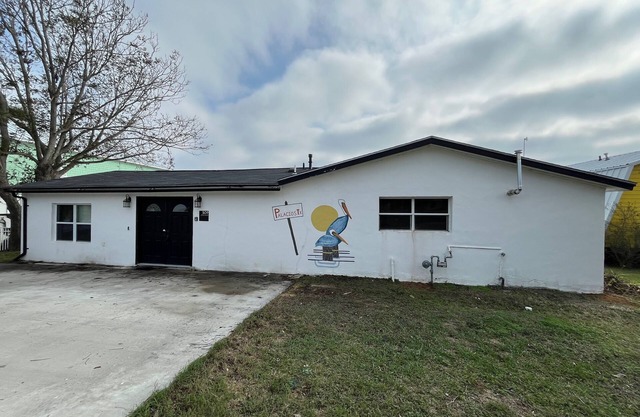 Pelican Place-lit dock, crab cages, W/D, 5 TVs, gameroom, fully stocked kitchen