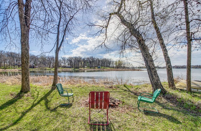 Pelican Rapids Lake House w/Water Views + Dock!