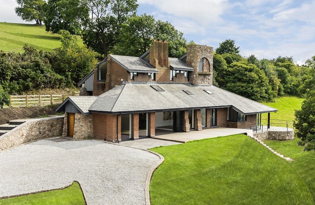 PEN Y BRYN, family friendly, character holiday cottage in Denbigh