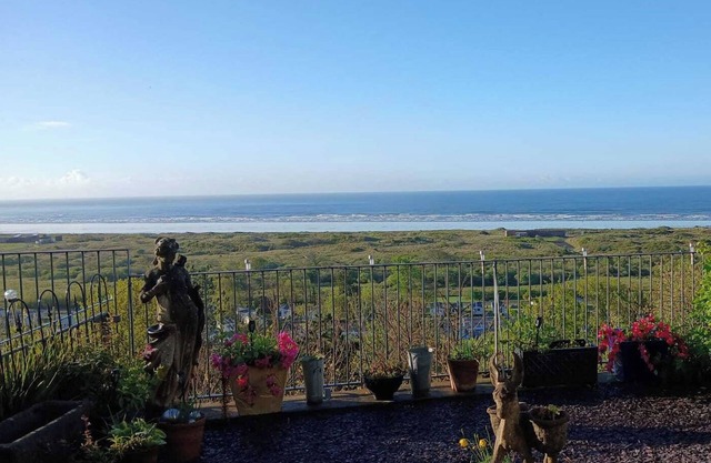 Pendine Sands Getaway-Cosy 2 bed with sea views