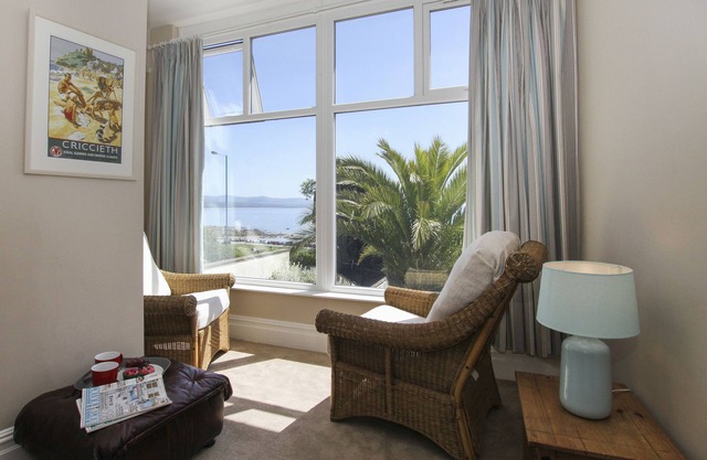 PENGOLWG, pet friendly, with open fire in Criccieth