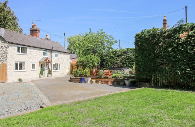 PENNAL COTTAGE, pet friendly, character holiday cottage in Knockin