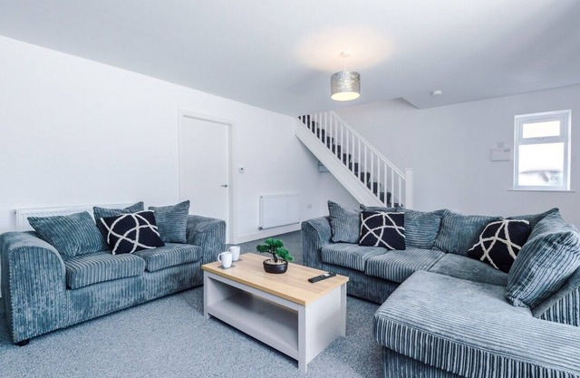 Penny Bridge | Modern | 6 Beds