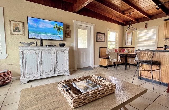 Pensacola Beach Cottage w/Old-Fashioned Pensacola Beach Charm!