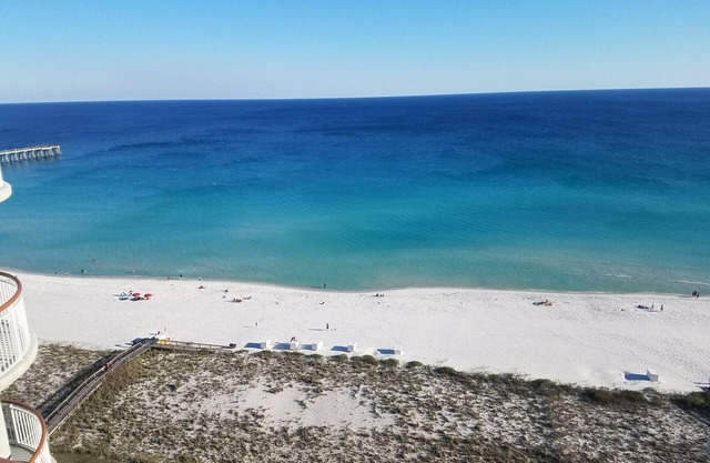 PENTHOUSE 17th floor w. free Beach Service (chairs/umbrella) included!