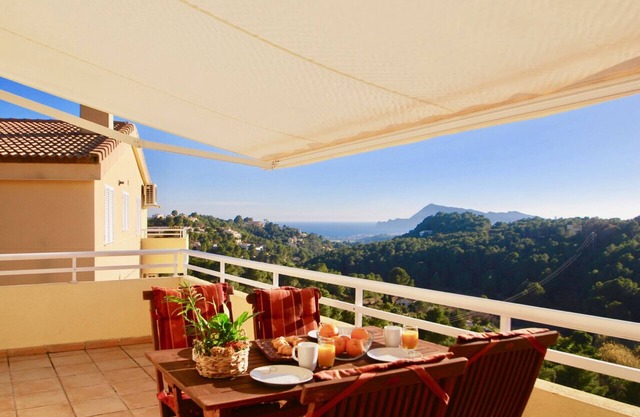 Penthouse between sea and mountains