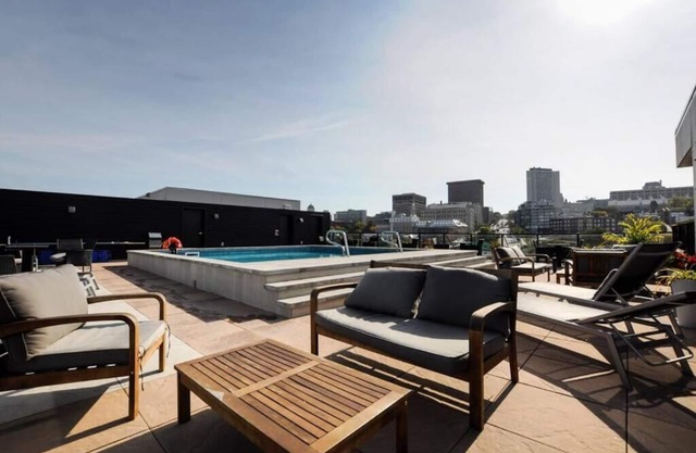 Penthouse, central Quebec city, heated pool