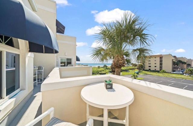 Penthouse Condo, ocean view, steps to the beach