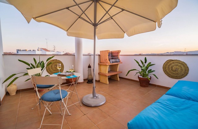 Penthouse in the historic center of Vélez-Málaga. Free parking in building.