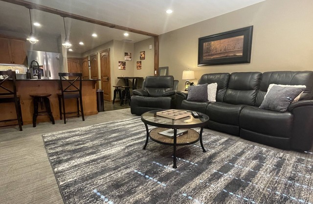 Penthouse Mountain Haven with Spa Room. Sleeps 6!