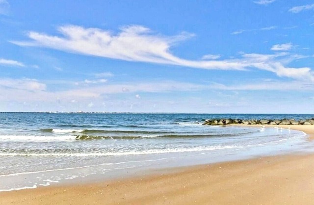 Penthouse on private beach very quit and peaceful near the pier newly remodeled.