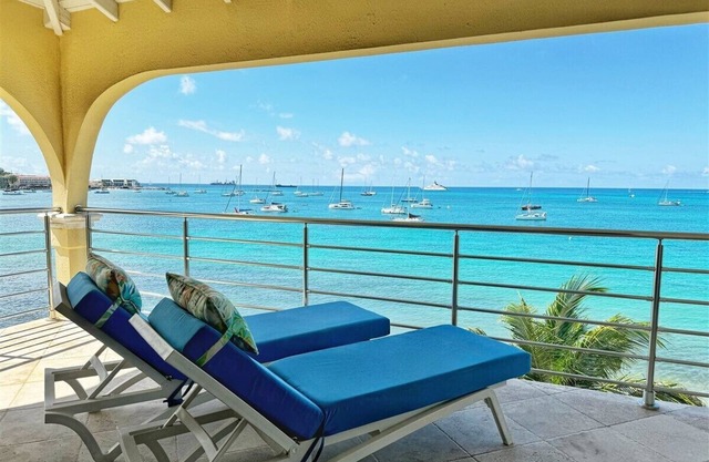Penthouse Suite La Siesta, beach and sunsets! Backup generator!