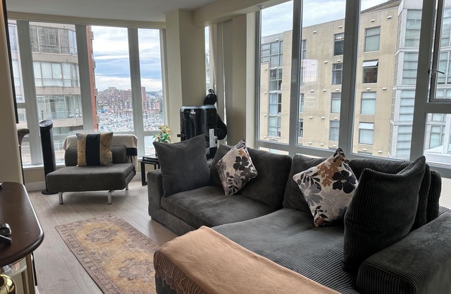 Penthouse suite w/jacuzzi on Seawall w/views