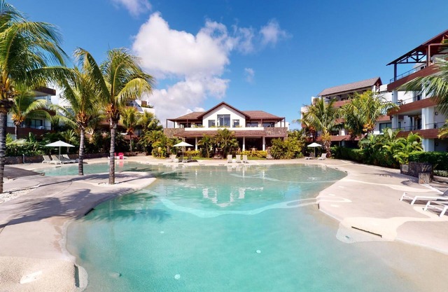Penthouse with lagoon pool 100m from the beach.