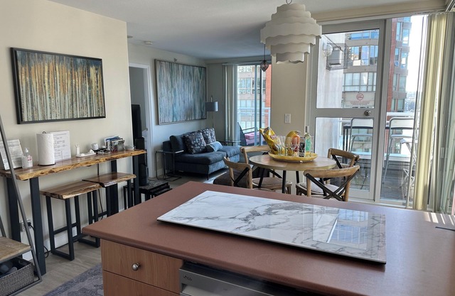 Penthouse with Large Deck on Seawall/Beach w/Views