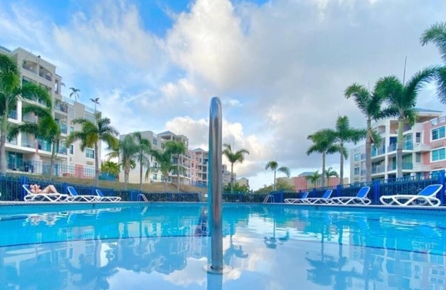 Penthouse with Pool, AC, 3 BR, Fast WiFi, we allow Pets, amazing sunsets views!