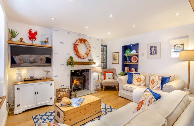 PENTREATH, pet friendly, character holiday cottage in Kingsand