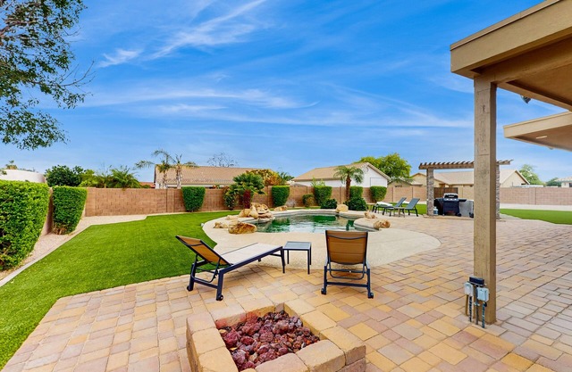 Peoria Paradise: Poolside Vibes & Family Good Times. Spacious Backyard with Pool