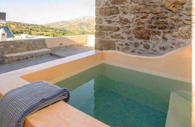 Pera Chorio - Daphne - Artist stone house with countryside views