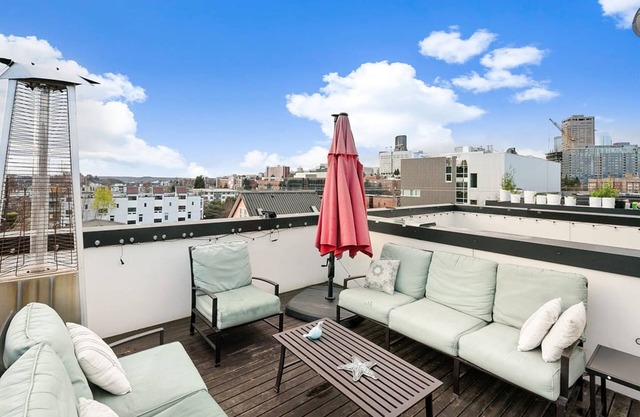 Perch - Centro Guesthouse F: WS 96! Parking, Rooftop Deck & Pet Friendly