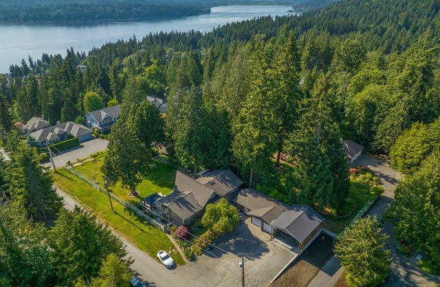 Perch - Sammamish Cottage: Fully remodeled 2 bedrooms suite w/yard